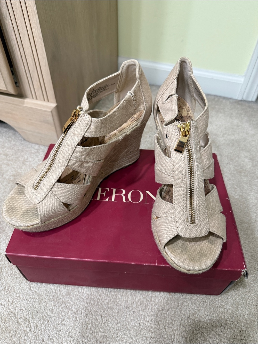 Vionic Beige Canvas Wedge Sandals with Gold Zipper
